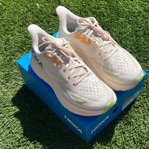 Hoka Clifton 9 very gently used Eggnog color size 8 wide